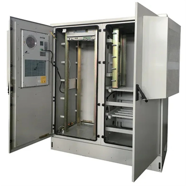 The power supply cabinet provides relay protection 